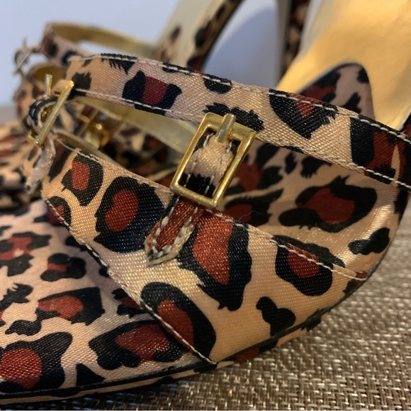 Frederick’s of Hollywood Animal Print Heels - Picture 12 of 12